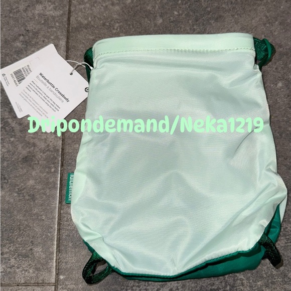 Lululemon Water Bottle Crossbody Bag 2.5L- Mint Moment/Emerald Ice - Picture 3 of 8